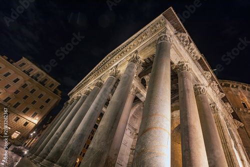 Il Pantheon di notte, edificio storico dell’antica Roma. Patrimonio dell’Unesco.