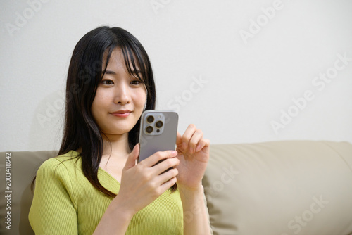 スマートフォンを操作する日本人女性