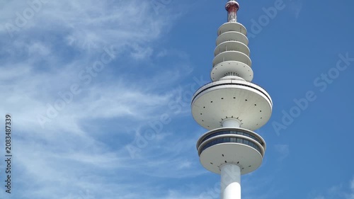 Fernsehturm in Hamburg - Blauer Himmel Panorama