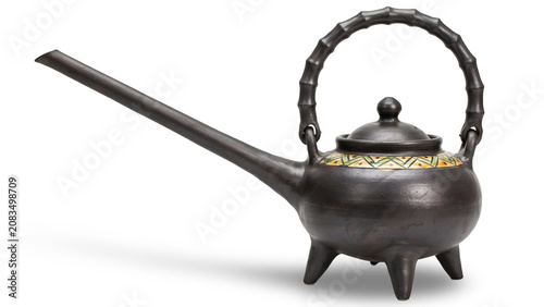 Foto Traditional vintage dark metal tea kettle with a long handle and spout for brewi