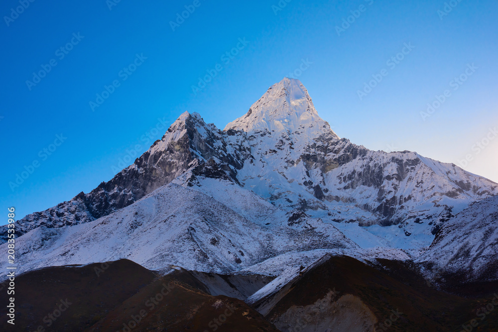 Obraz premium Snowy mount Ama Dablam before sunrise. Pangboche village on Everest base camp trek in Nepal.