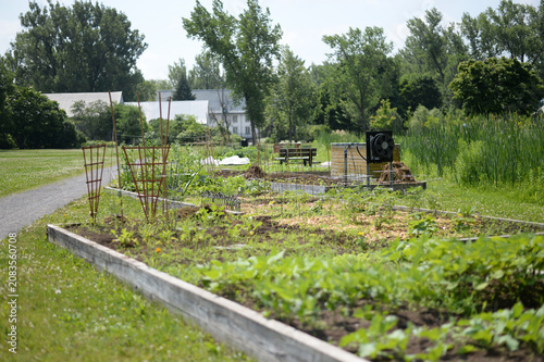 Un jardin communautaire à Québec, Canada. Le jardinage à l'entrée du potager. Jardin municipal.