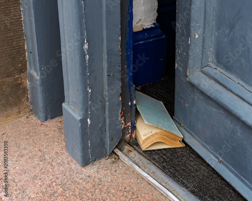 фотографія Worn old book preventing a door from closing in Buckie, Moray, Scotland