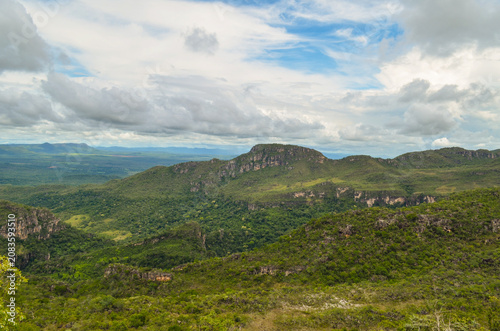 A hidden oasis of crystal-clear water surrounded by dramatic rock formations in the breathtaking landscapes of Chapada dos Veadeiros.