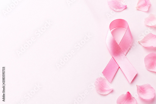Laço Rosa e Pétalas em Fundo Claro: Conscientização e Prevenção do Câncer de Mama no Outubro Rosa com Espaço para Texto
