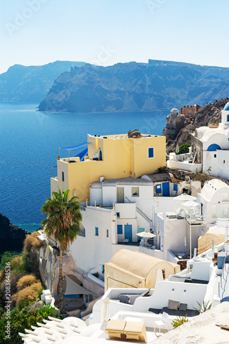 Foto Arquitectura típica en los acantilados de Santorini