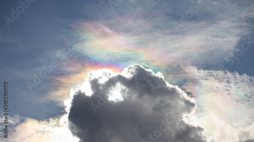 Quadro su tela Rare cloud iridescence showing vibrant rainbow colors diffracting through high a