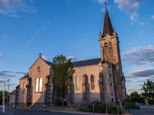 Église Saint-Laurian de Bellerive-sur-Allier sous un ciel d'été