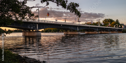 Pont Jacques-Chirac sur l'Allier à Vichy au coucher du soleil
