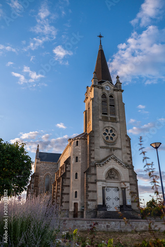 Église Saint-Laurian de Bellerive-sur-Allier sous un ciel d'été