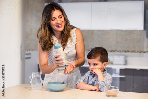 Canvastavla Mother preparing breakfast for reluctant son in kitchen