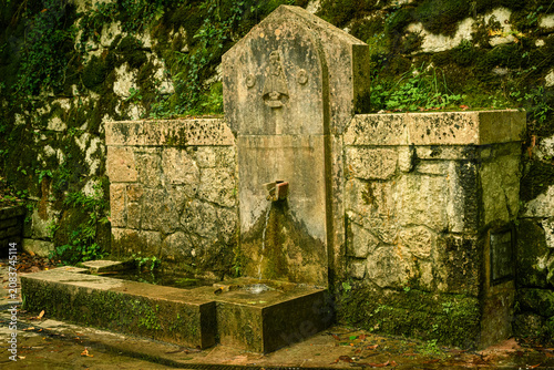 Fotografía Ancient stone fountain with moss and spring water