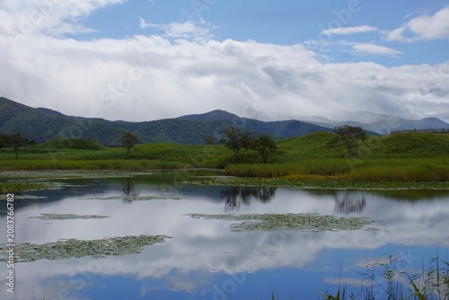 知床国定公園の風景　知床五湖（第１湖）と知床連山