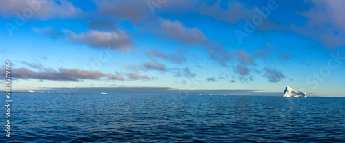 фотографія Icebergs on Disko Bay on the western coast of Greenland, a world heritage site