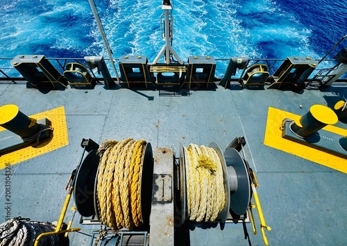 Foto Heavy duty mooring winches fitted with synthetic mooring lines on the stern deck