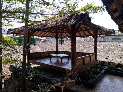 Cuadro en lienzo Traditional hut with table in the middle of it made from bamboo