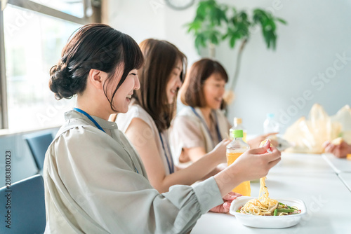 Canvastavla Businesswomen having lunch in the company cafeteria/break room
