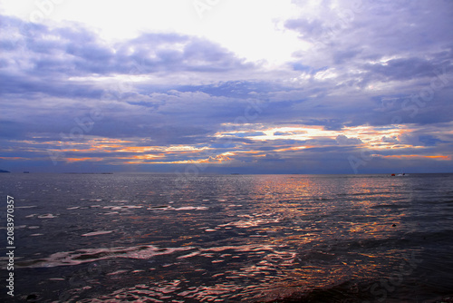 Obraz na plátně Landscape cloud sky with sunset background and sea wave