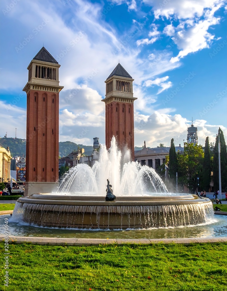 Obraz premium Fountain in front of the Venetian Towers at Plaza de Espana under a blue sky