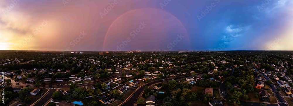 Naklejka premium Rainbow Over a New Jersey Suburb