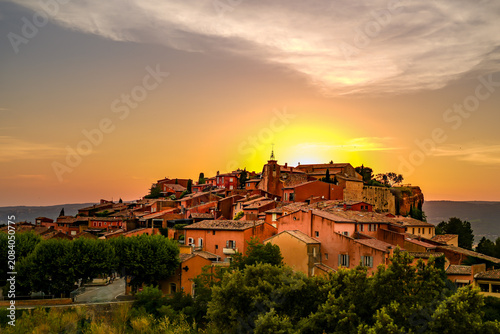 Konstfotografi A stunning sunset over the picturesque mountain village of Roussillon in Provence
