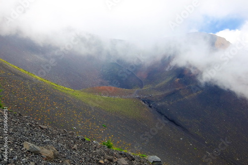 富士山・宝永火口の荒々しい火山景観。噴火によって形成された大規模な噴火口と地層の自然風景