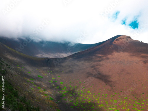 富士山・宝永火口の荒々しい火山景観。噴火によって形成された大規模な噴火口と地層の自然風景