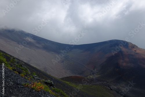 富士山・宝永火口の荒々しい火山景観。噴火によって形成された大規模な噴火口と地層の自然風景