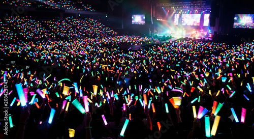 Plakat w ramie ライブ会場で輝くカラフルなペンライト 生成AI