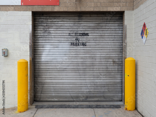Φωτογραφία grimy metal rolling shutter door