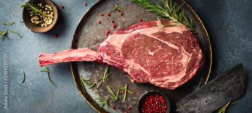 Tableau sur toile Large aged beef steak on the bone