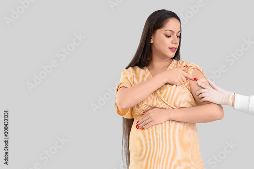 Young pregnant woman receiv...