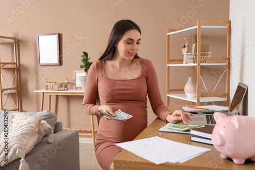 Young pregnant woman with m...