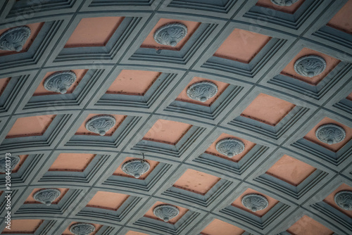 Foto Ornate curved ceiling featuring intricate geometric patterns and decorative medallions in Tbilisi, Georgia