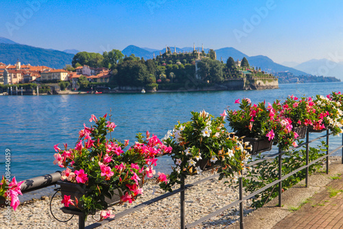 Foto Scenic view of Isola Bella island on Lake Maggiore from the flower-covered water