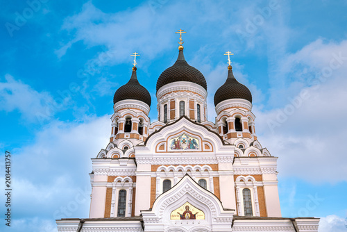 Konstfotografi Alexander Nevsky Cathedral's iconic domes against a bright blue sky with clouds