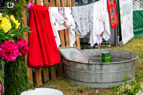 фотографія Close-up of a rustic outdoor arrangement featuring a metal washbasin with a wash