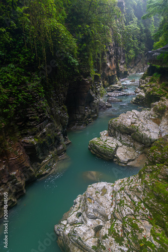 Foto Natural scenery of the Jianshi Geocentric Valley Scenic Area in Enshi, Hubei, Ch