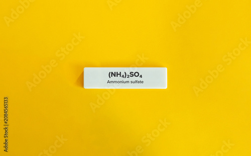 Foto Ammonium sulfate chemical formula on a white tile