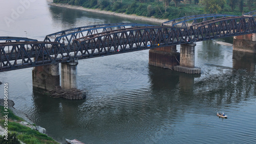 Foto Po River flowing under Ponte di Ferro bridge near Cremona, Lombardy, experiencin
