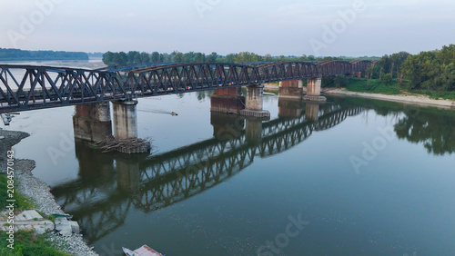 Foto Ponte di Ferro bridge crossing the River Po illustrates the dramatic effects of a prolonged heatwave and drought on the environment
