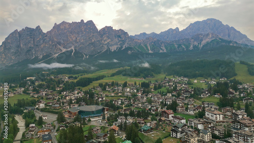Foto Cortina d'ampezzo mountain town in dolomites landscape