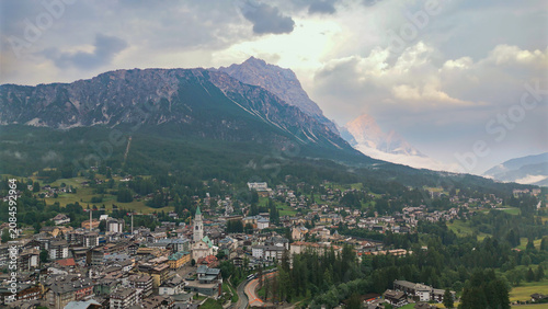 Foto Cortina d'ampezzo town nestled in dolomites mountain landscape