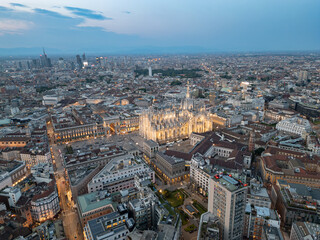 Tableau sur plexiglas Milan Duomo de Milan illuminé au crépuscule  © Chris M