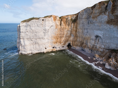 Canvastavla Vue des falaises d’Étretat, de leurs arches naturelles et de la côte d’Albâtre en Normandie, capturée depuis un drone et les sentiers du littoral