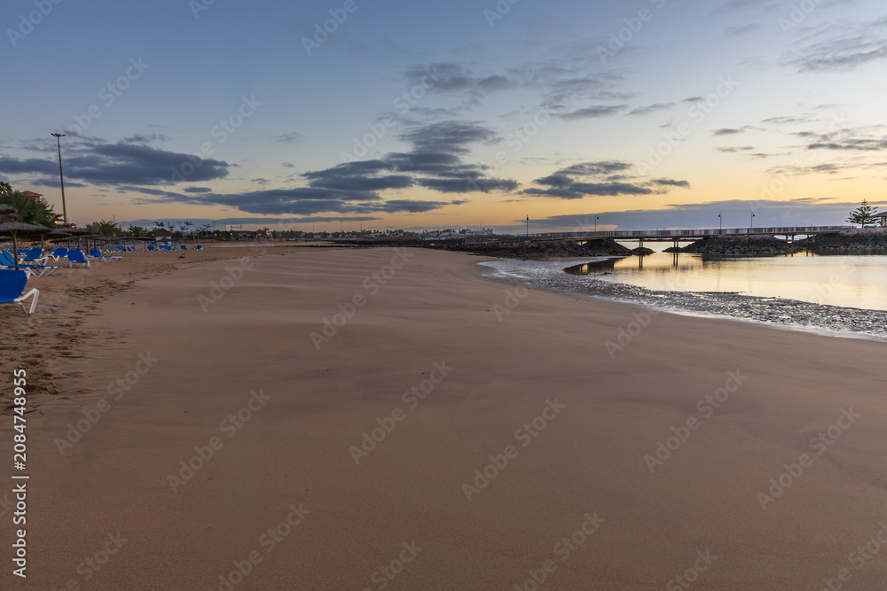 Obraz premium Wide Sandy Shore of Playa de la Guirra Beach in Fuerteventura at Dawn
