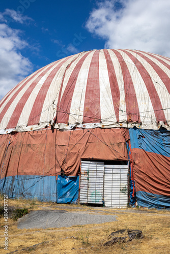 Foto Abandoned geodesic circus dome in Benposta, Ourense, Spain