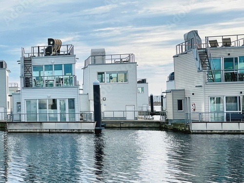Tableau sur toile Moderne Hausboote in Olpenitz an der Ostseeküste Schleswig-Holsteins