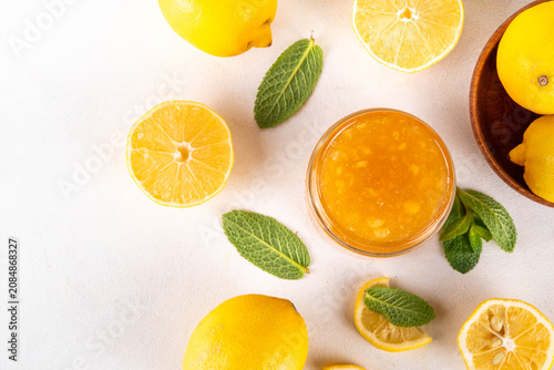 Foto Sweet and sour lemon citrous jam in small jar