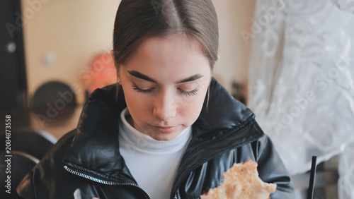 Fotografía Woman tasting georgian khachapuri, experiencing authentic cuisine in warm restau